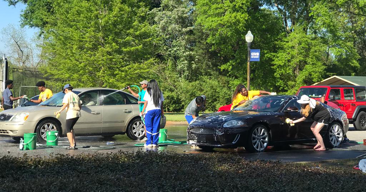 students wash cars at fundraiser