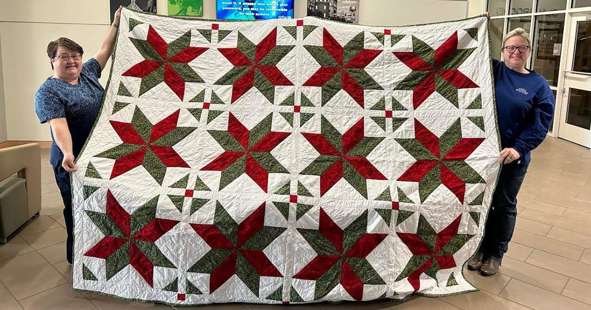 Slocumb and Snider show off quilt