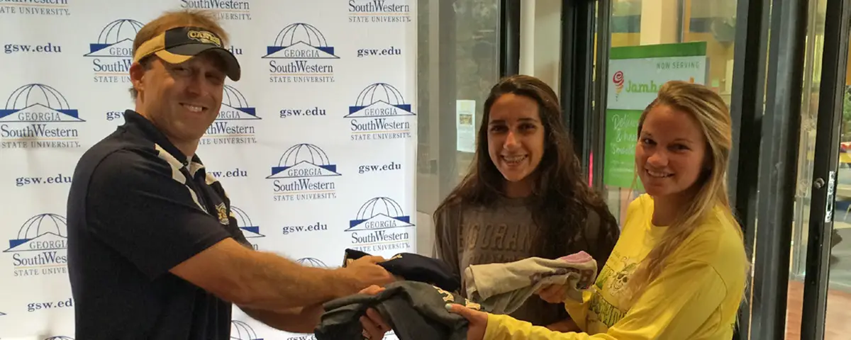 students get free GSW shirts