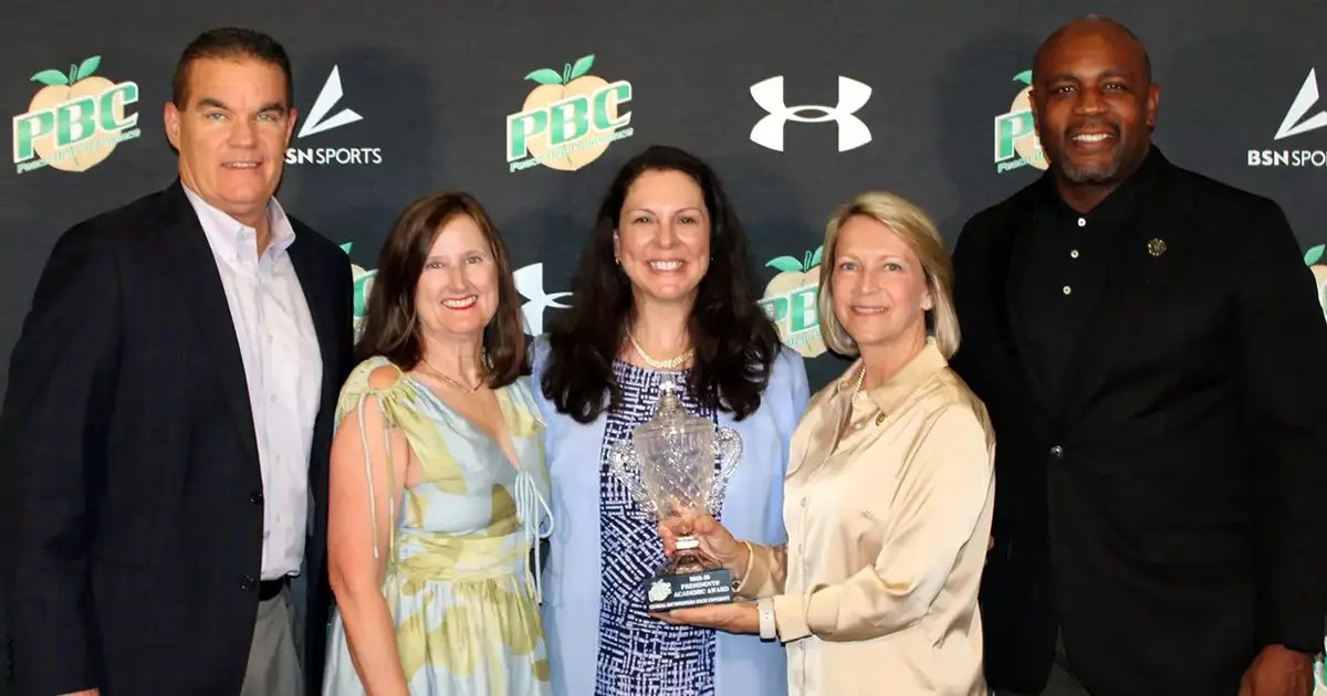 GSW leaders accept trophy