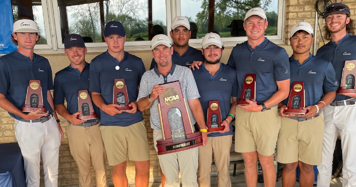 golf teams poses with trophies