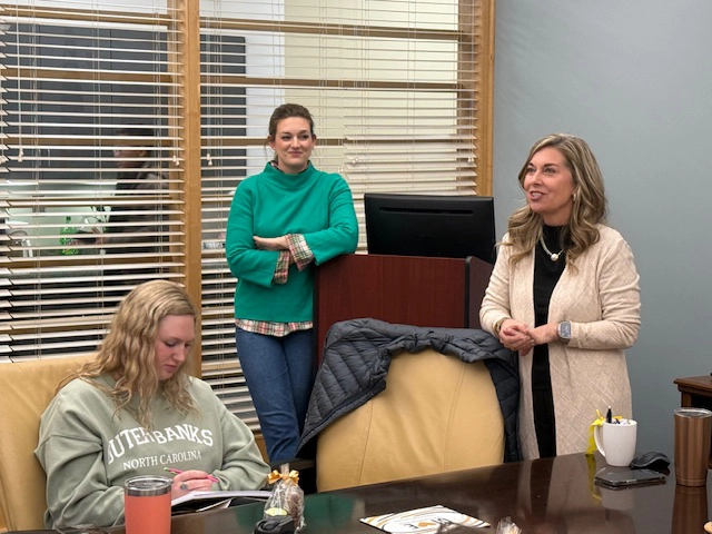 Kim Folmar providing valuable insight to marketing students during their pitch