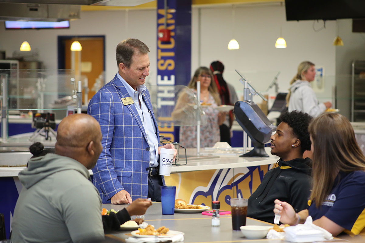 Students enjoy lunch in the Caf while networking.