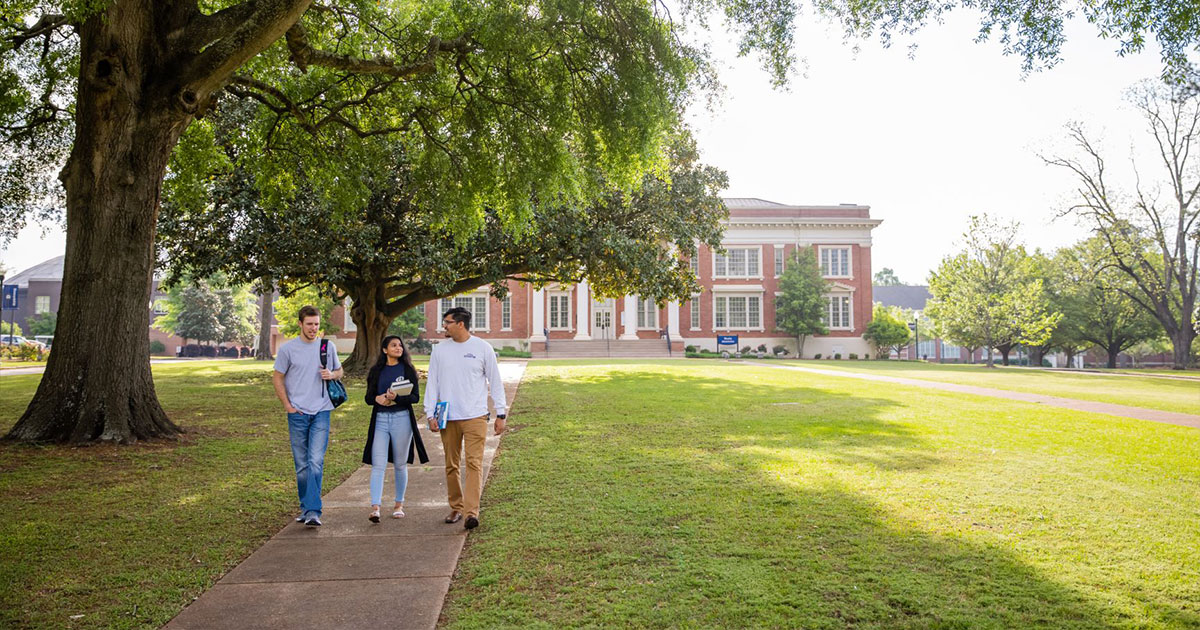 GSW students walking in front of Wheatley Administration Building