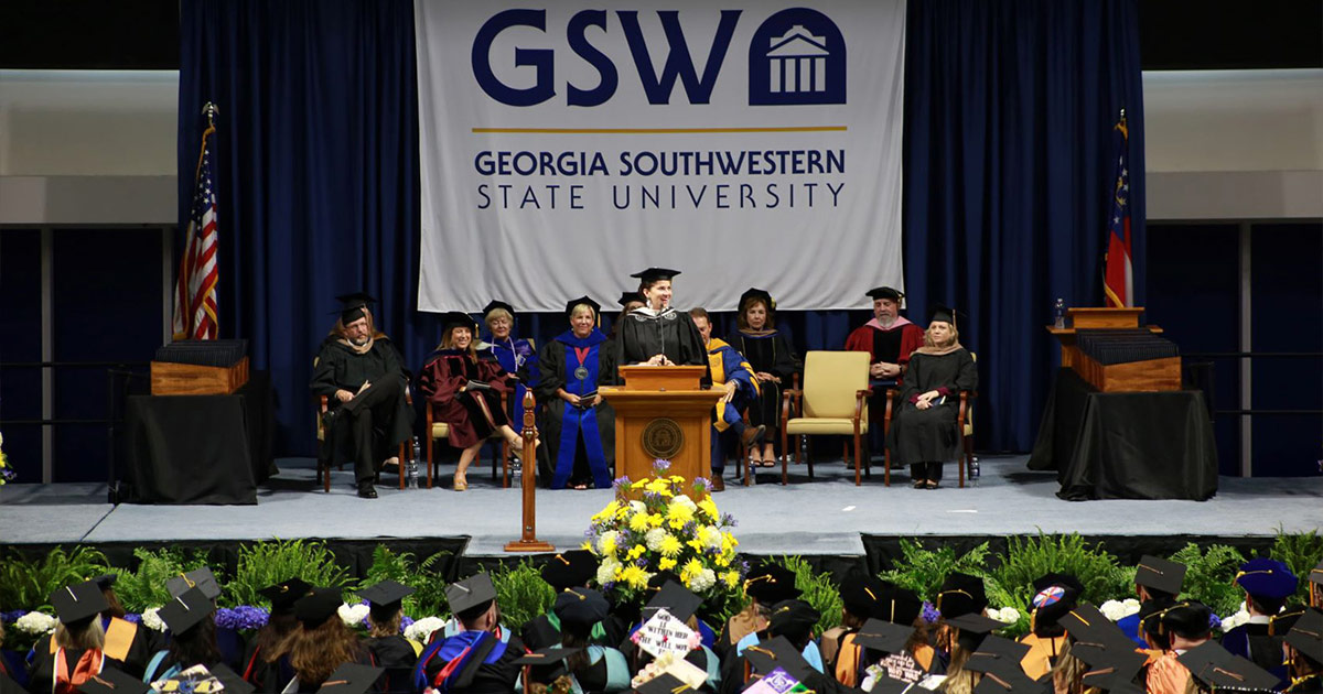 Bárbara Rivera Holmes, president and CEO of Albany Area Chamber of Commerce, delivers the commencement address.