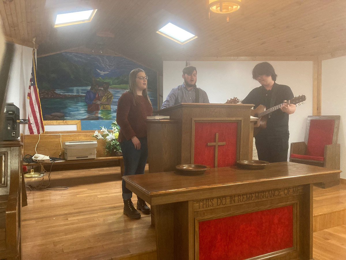 BCM students lead worship at Sunday morning service 