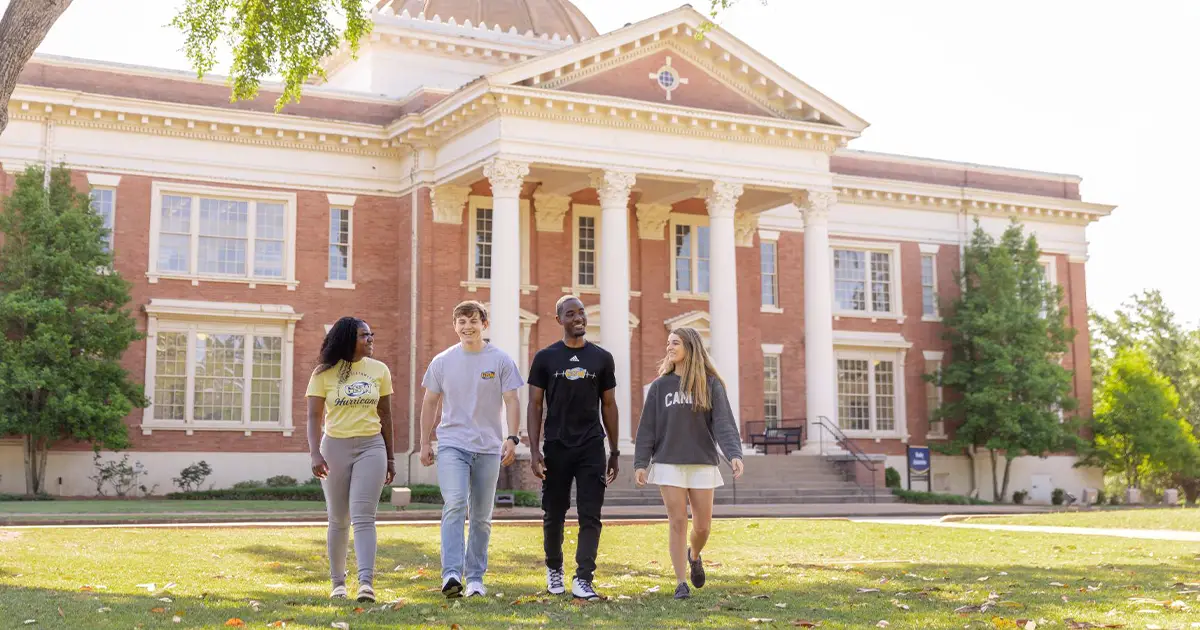 GSW students walking in front of campus