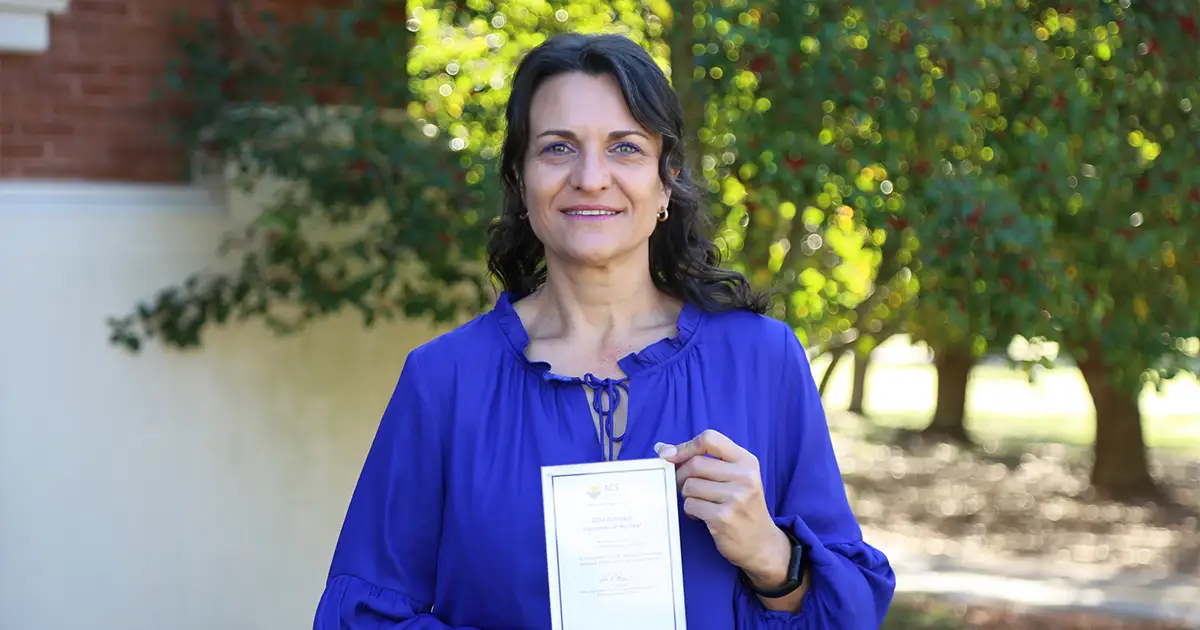 Dr. Iordanova receives award for Outreach Volunteer of the Year