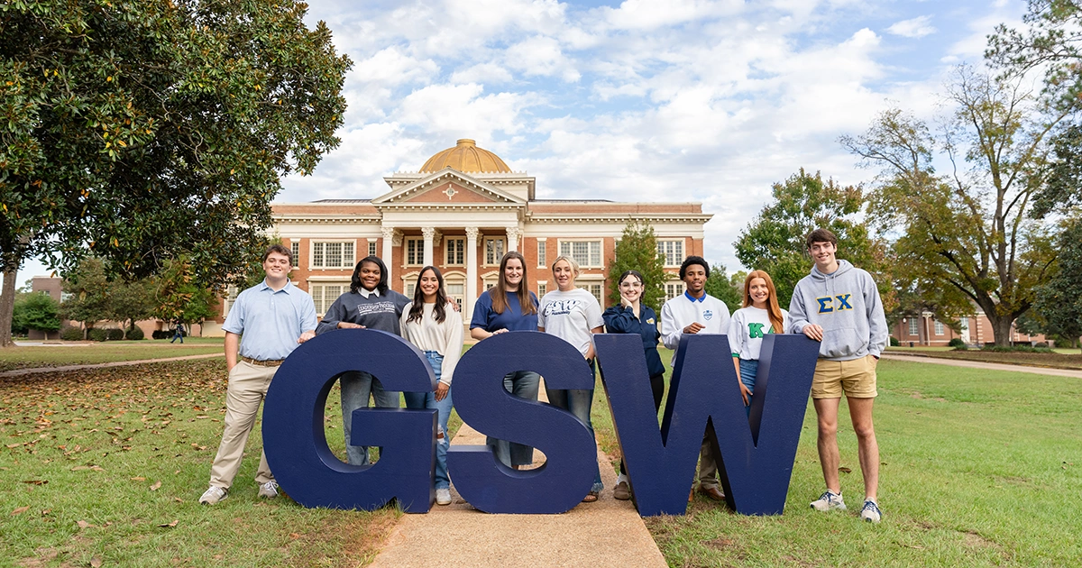 GSW students on front lawn with GSW letters